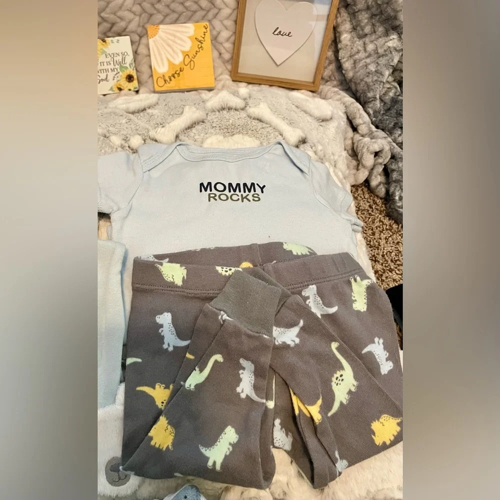 👶 Carter’s 2-Piece Baby Bundle – SZ 9 Months  “Mommy Rocks onesie Dino pants👶💛